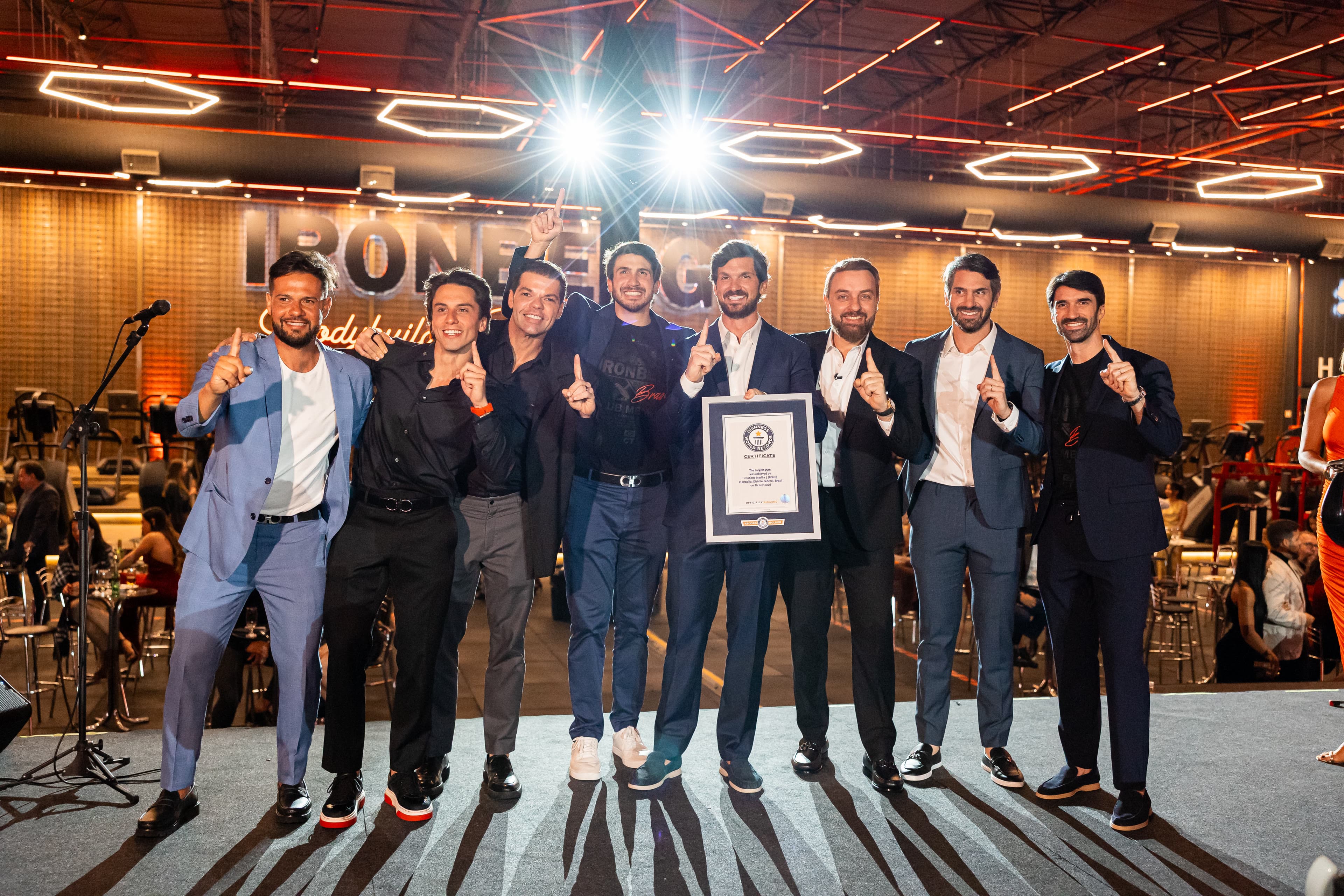 No palco da inauguração da Ironberg Águas Claras, o grupo segura o certificado do Guinness World Records.